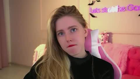 Snapshot of lexireadway chatting on October 14, 6:49 am Lexi online show from October 14, 6:49 am