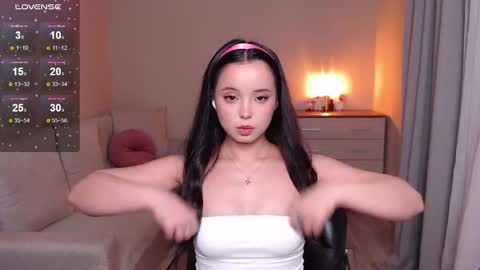 Snapshot of lia_hetty chatting on October 26, 4:35 pm L I A online show from October 26, 4:35 pm