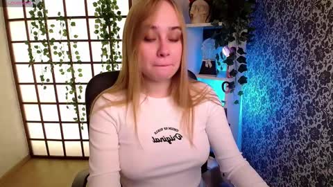 Snapshot of liana_bright chatting on December 3, 2:12 am Liana online show from December 3, 2:12 am