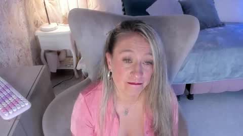 Lian online show from November 14, 9:59 pm