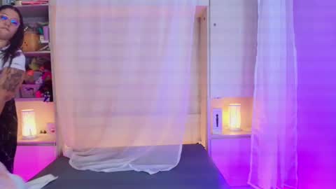         online show from January 31, 11:35 am