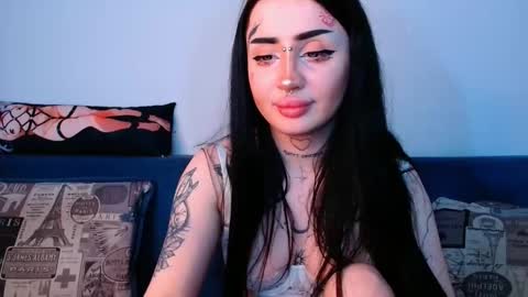 Snapshot of likaasun chatting on October 6, 9:30 pm Alisa tattogirl online show from October 6, 9:30 pm
