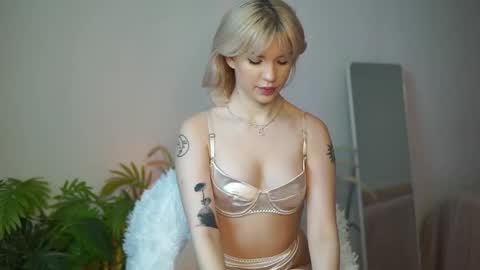 Snapshot of lil_chery chatting on October 13, 8:39 am lil_chery online show from October 13, 8:39 am