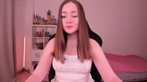 Snapshot of lil_happiness chatting on February 18, 6:17 pm for free registration 3 online show from February 18, 6:17 pm