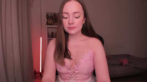 Snapshot of lil_happiness chatting on February 3, 6:39 pm for free registration 3 online show from February 3, 6:39 pm