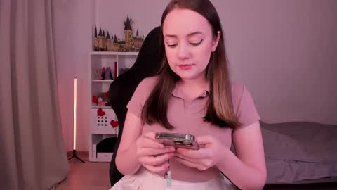 Snapshot of lil_happiness chatting on February 16, 6:21 pm for free registration 3 online show from February 16, 6:21 pm