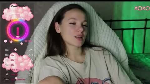 Snapshot of lil_luna_x chatting on December 2, 4:51 pm little moon online show from December 2, 4:51 pm
