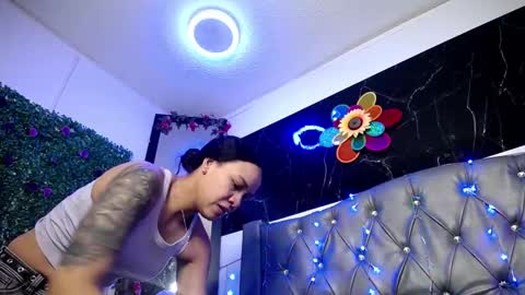 Snapshot of lila_gummy_ chatting on March 5, 11:49 am online show from March 5, 11:49 am