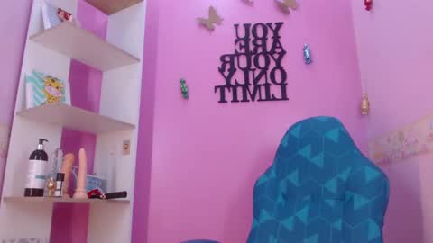 Snapshot of lila_pinky chatting on January 27, 2:35 pm L I L A online show from January 27, 2:35 pm