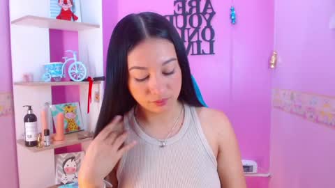Snapshot of lila_pinky chatting on January 15, 1:41 pm L I L A online show from January 15, 1:41 pm