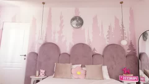 Dream Girl  online show from July 14, 5:34 am