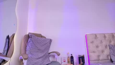 Lili  online show from October 7, 1:59 pm