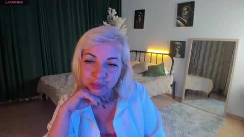 Snapshot of lilia_moons chatting on October 21, 11:03 am Lilia online show from October 21, 11:03 am