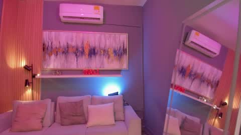 holis soy lily chang no olvides el pulgar arriba es muy importante para mi 3 independent model online show from April 8, 7:49 pm