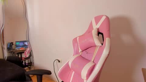 holis soy lily chang no olvides el pulgar arriba es muy importante para mi 3 independent model online show from February 18, 8:58 pm