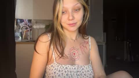 Snapshot of lilies_and_minipoots chatting on October 24, 5:03 am Sonechka online show from October 24, 5:03 am