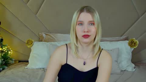 Snapshot of lililinn chatting on December 23, 6:44 am LiliLinn online show from December 23, 6:44 am