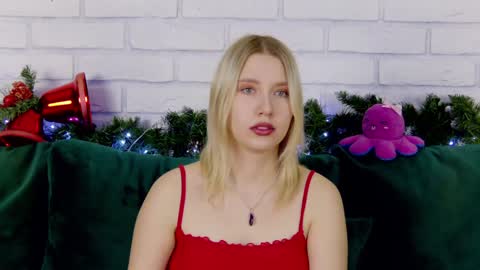 Snapshot of lililinn chatting on December 24, 5:49 am LiliLinn online show from December 24, 5:49 am