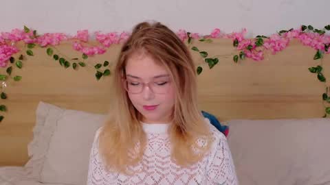 Snapshot of lilith_bonheur chatting on October 24, 10:17 pm Lilith Bonheur online show from October 24, 10:17 pm