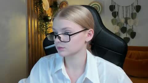 lilitrosen online show from October 10, 5:51 pm