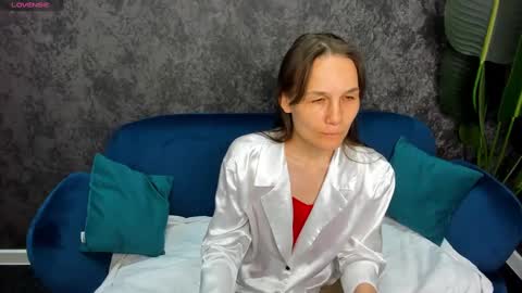 Snapshot of lillian_white1 chatting on February 19, 6:33 am lillian_white1 online show from February 19, 6:33 am