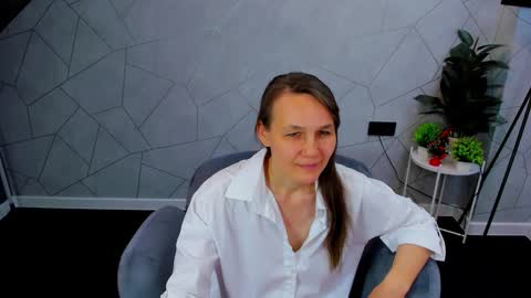 Snapshot of lillian_white1 chatting on December 18, 8:31 am lillian_white1 online show from December 18, 8:31 am