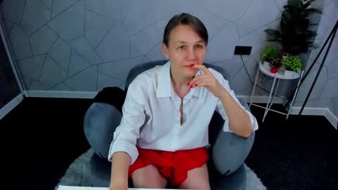 Snapshot of lillian_white1 chatting on December 15, 11:45 am lillian_white1 online show from December 15, 11:45 am