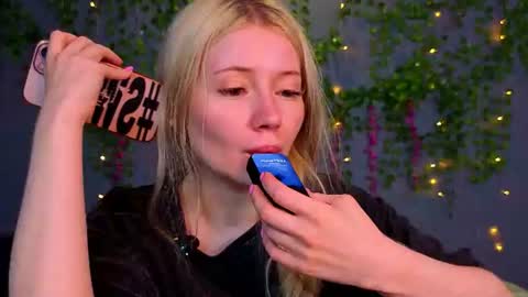 lillie_berry online show from July 18, 5:55 am