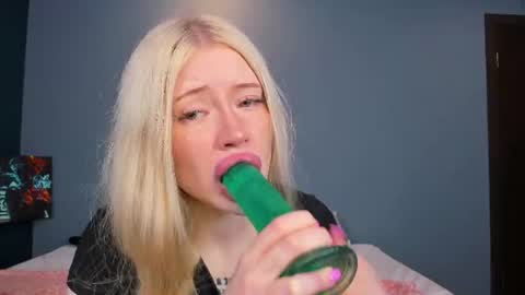 lillie_berry online show from July 9, 4:48 am