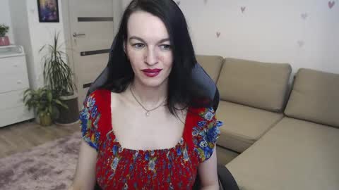 lilliyves online show from June 7, 6:15 pm