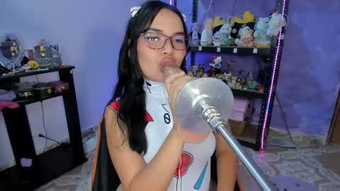 Snapshot of lilly_kinky chatting on September 28, 3:24 am Lilly online show from September 28, 3:24 am
