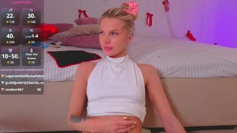 lilly_lux online show from April 19, 6:10 pm