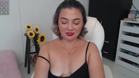 Snapshot of lilly_milf chatting on December 6, 2:46 am Lilly online show from December 6, 2:46 am