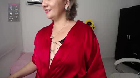 Snapshot of lilly_milf chatting on December 27, 12:12 pm Lilly online show from December 27, 12:12 pm