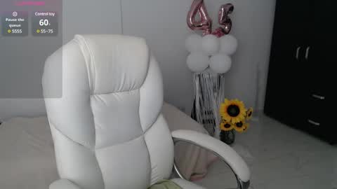 Snapshot of lilly_milf chatting on January 25, 11:11 pm Lilly online show from January 25, 11:11 pm