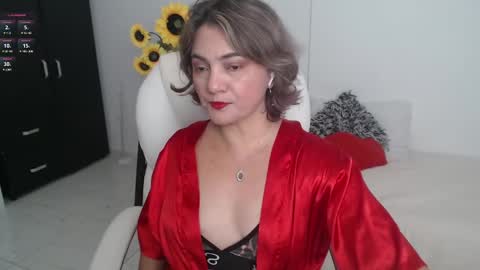 Snapshot of lilly_milf chatting on March 4, 12:55 pm Lilly online show from March 4, 12:55 pm