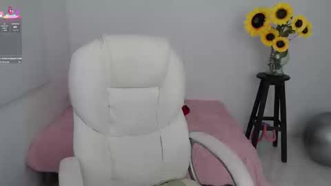 Snapshot of lilly_milf chatting on September 19, 2:27 pm Lilly online show from September 19, 2:27 pm