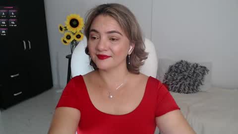 Snapshot of lilly_milf chatting on February 6, 1:32 pm Lilly online show from February 6, 1:32 pm