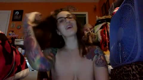 Snapshot of lillylushabae chatting on September 13, 11:02 pm hi guys im back on here 3 online show from September 13, 11:02 pm