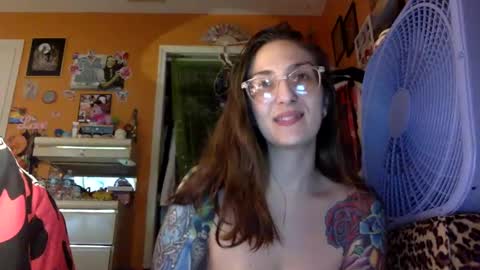 Snapshot of lillylushabae chatting on October 6, 8:24 pm hi guys im back on here 3 online show from October 6, 8:24 pm