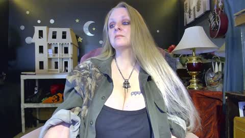 Snapshot of lillyth chatting on January 24, 12:42 am Lillyth Eden online show from January 24, 12:42 am
