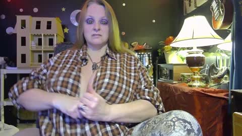 Snapshot of lillyth chatting on January 19, 6:42 am Lillyth Eden online show from January 19, 6:42 am