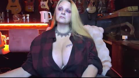Snapshot of lillyth chatting on October 18, 5:32 am Lillyth Eden online show from October 18, 5:32 am