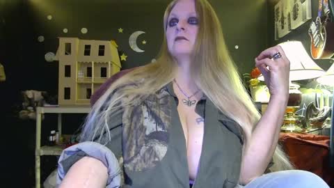 Snapshot of lillyth chatting on January 21, 6:11 am Lillyth Eden online show from January 21, 6:11 am