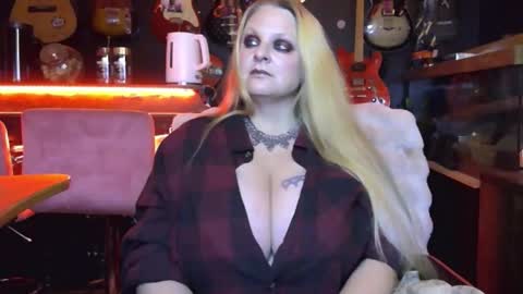 Snapshot of lillyth chatting on October 14, 5:10 am Lillyth Eden online show from October 14, 5:10 am