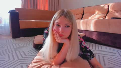 Snapshot of liloneforyou chatting on January 31, 11:03 am Semmy online show from January 31, 11:03 am