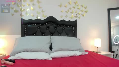 Lily Queen online show from December 19, 6:00 pm