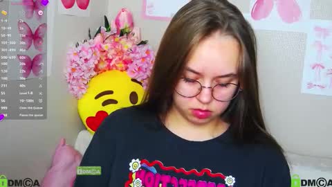 Snapshot of lilysweet13 chatting on September 9, 7:19 am Lily online show from September 9, 7:19 am