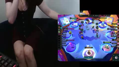 Snapshot of lilythrone chatting on October 1, 12:37 am Lily Rone online show from October 1, 12:37 am
