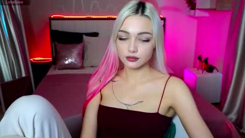 I am Lina online show from November 7, 1:49 pm